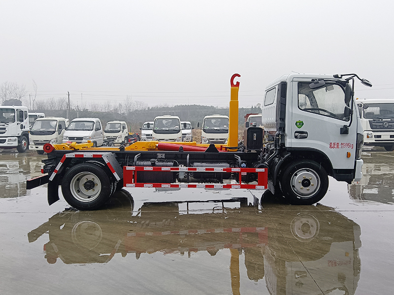 7方勾臂垃圾車(chē)-東風(fēng)大多利卡